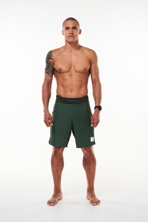 Men's Sagebrush Reflect Arvo Shorts. Green diamond print shorts with 9.5 inseam. Unlined workout shorts.